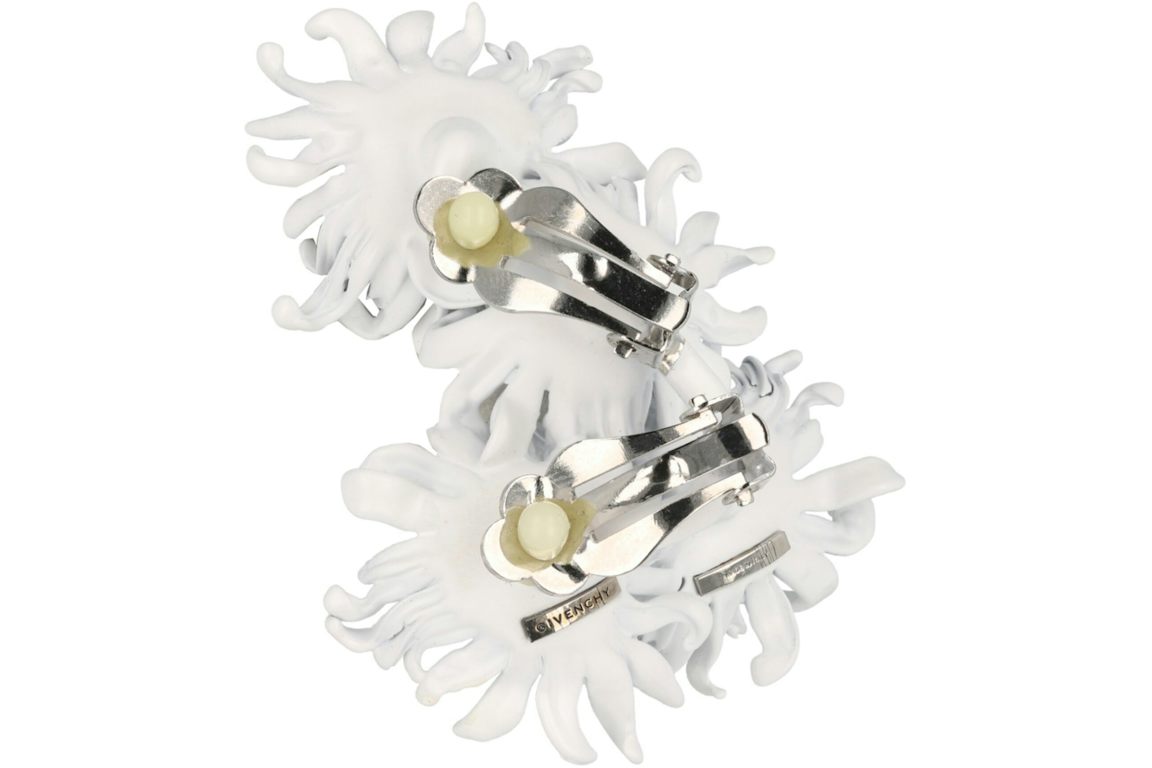Givenchy Daisy Pendant Ear Craler White