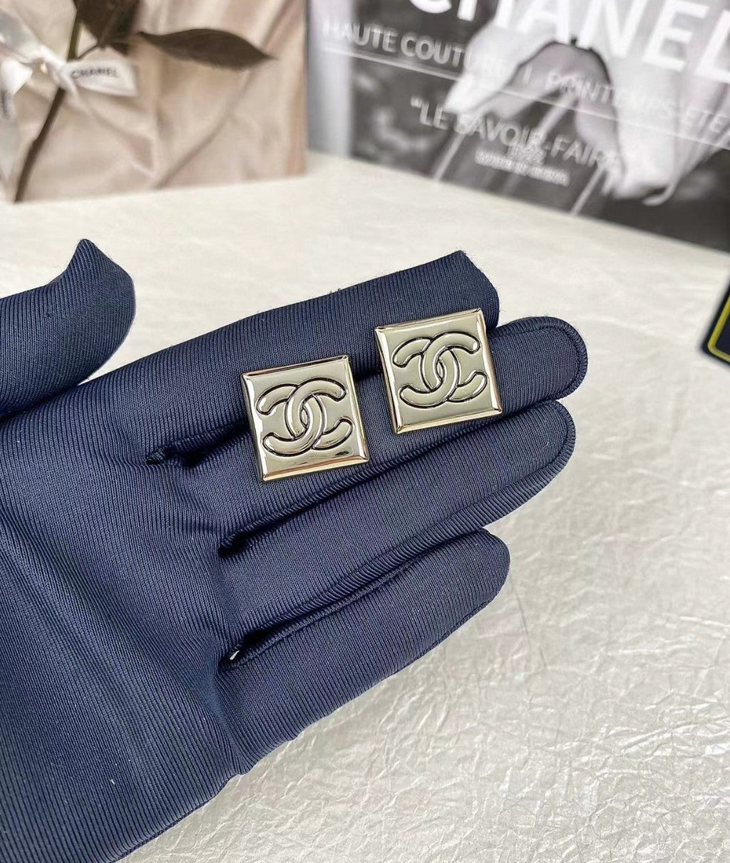 18K  Chanel Smooth Block Earrings